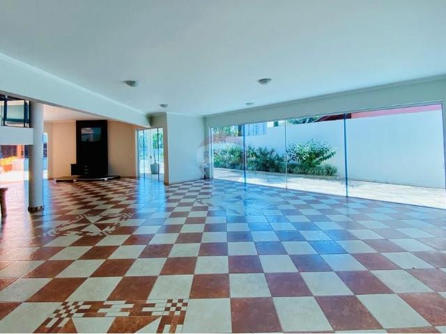 Luxuosa Casa em Arujá: 5 Suítes e Piscina!
