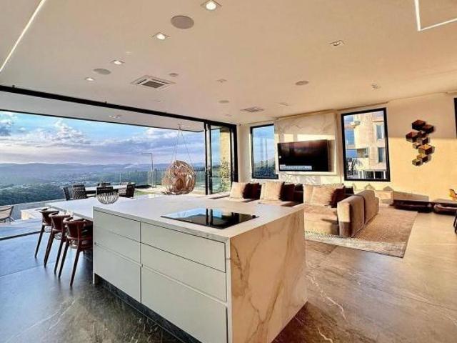 Luxuosa Casa no Condomínio Gênesis II 490m² de Terreno com Vista p/ Mata