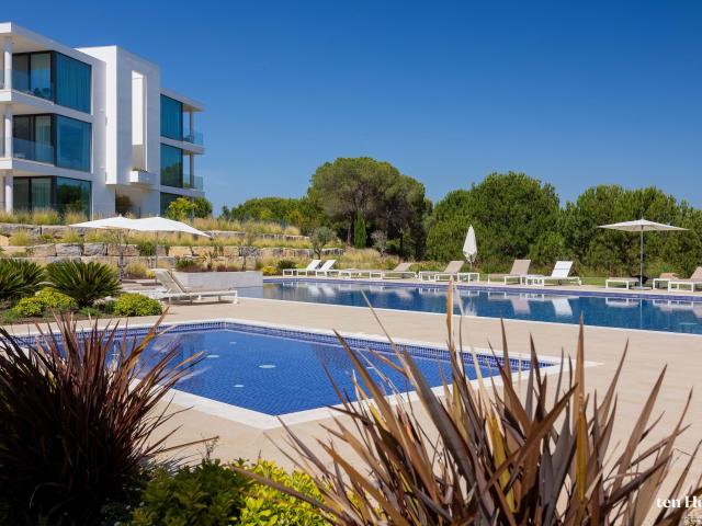 Luxuosa Duplex Penthouse no Campo de Golfe Monte Rei: Elegância moderna com vistas deslumbrantes