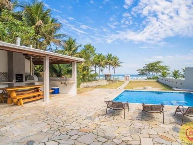 Luxuosa Propriedade à Beira Mar com Acesso Direto à Praia