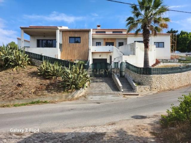 Luxuosa Propriedade em Palmela com Vista Panorâmica e Piscina