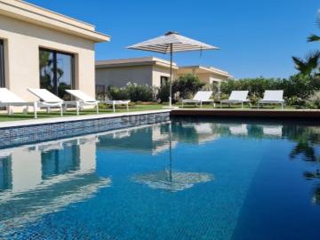 Luxuosa Residência em Faro, frente à Ria Formosa, com Adega, Hamman, Ginásio, Garagem, Piscina e Jardim