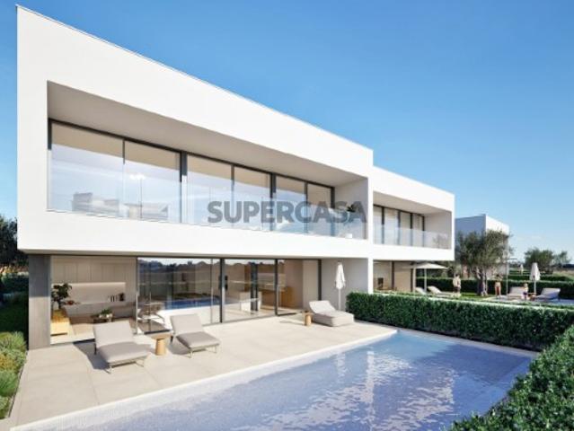 Luxuosa Residência em Lagos: Um Refúgio com Vista Deslumbrante e Tecnologia de Ponta