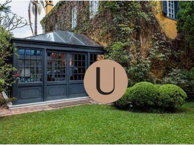 Luxuosa Residência no Jardim América 2.215 m² de Terreno com Três Frentes e Arquitetura Imponente L