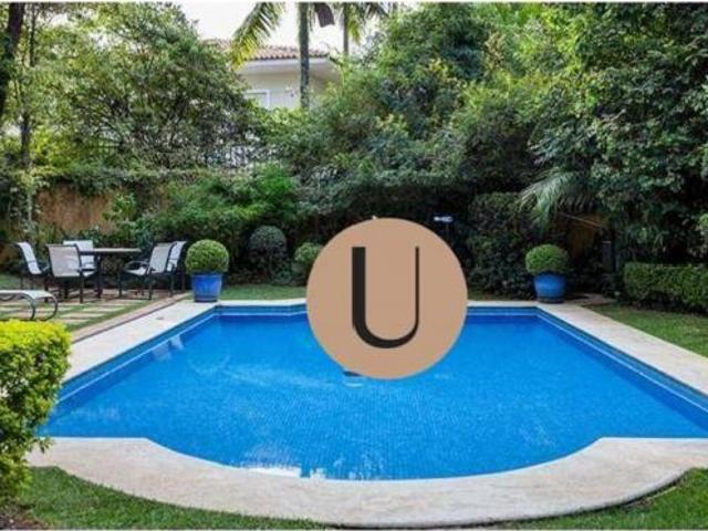 Luxuosa Residência no Jardim América 2.215 m² de Terreno com Três Frentes e Arquitetura Imponente L