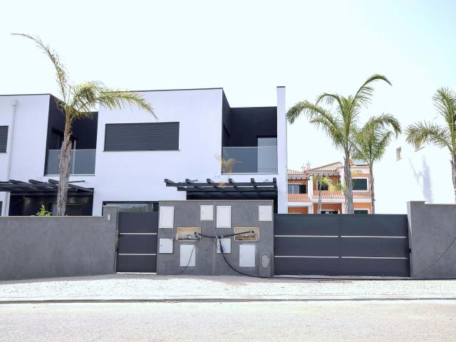 Luxuosa Villa com Piscina em Algoz