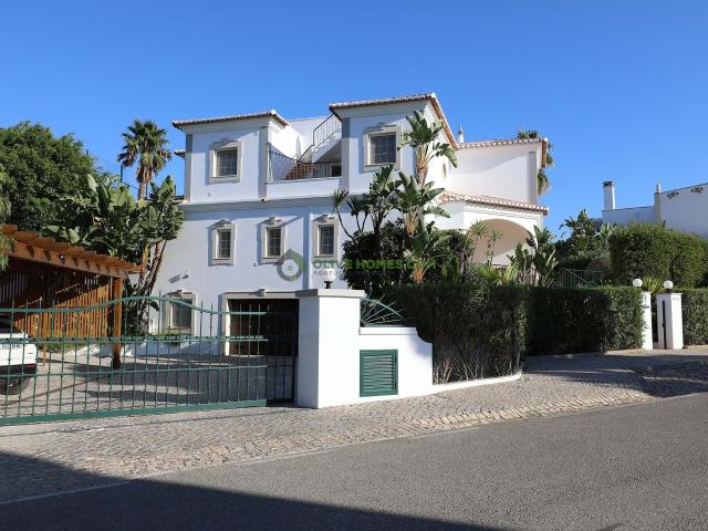Luxuosa villa de 5 quartos em Vila Sol, com piscina, jardim, academia e vista para o campo de golfe