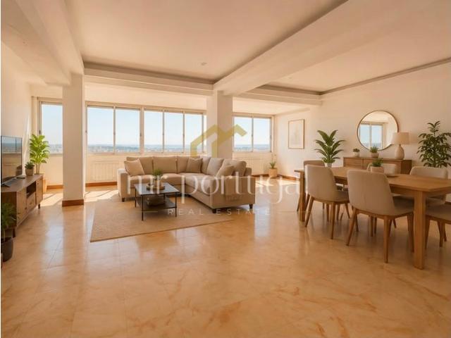 Luxuoso Apartamento T4 com Vista Panorâmica sobre o Rio Tejo