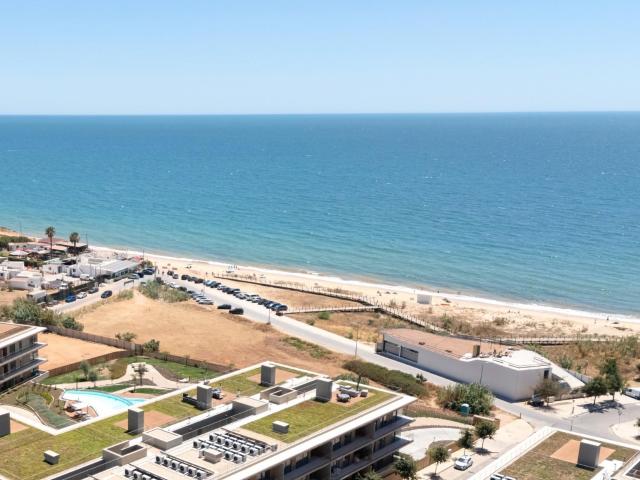 Luxuoso Apartamento T2 com Vista Mar a 200m da Praia – Forte. 105m² Quarteira