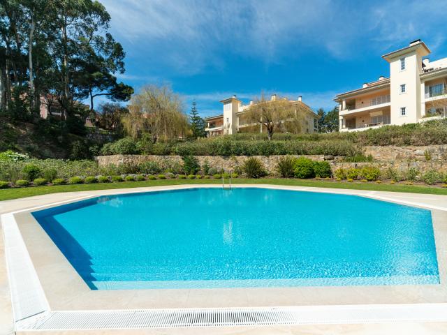 Luxuoso Apartamento T3+2 na Quinta Patino com garagem, jardim, piscina, segurança 24 h