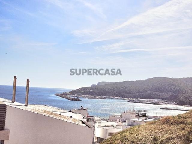 Luxuoso Duplex T 3 na Vila de Sesimbra, em segunda linha da Praia