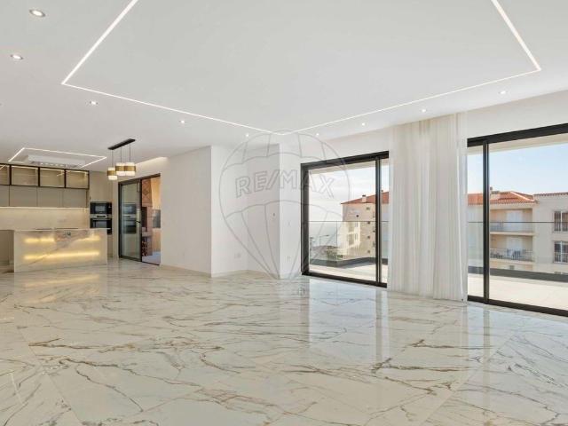 Luxuoso Penthouse T3 no Último Andar com Terraço e Jacuzzi! 388m² Caniço