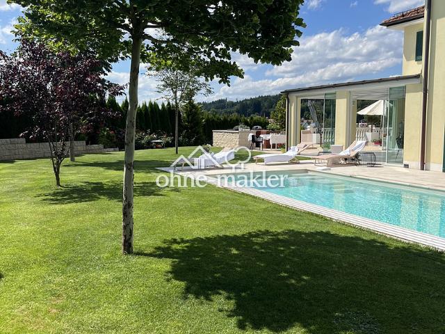 Luxus trifft Natur: Moderne Architektenvilla mit Pool und traumhaften Sonnenuntergängen