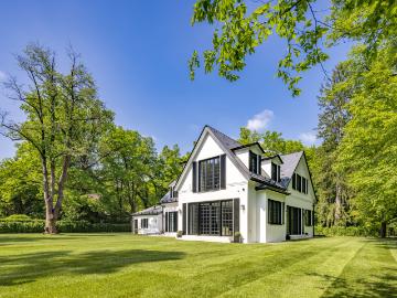 Luxus trifft Privatsphäre: Erstbezug Highend Villenanwesen mit Lift, Heimkino, Spa und Weinkeller