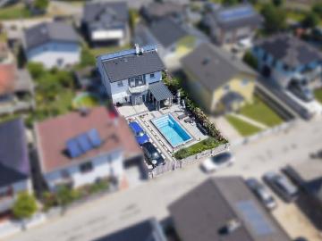 Luxus trifft Wohnkomfort – Einfamilienhaus mit beheiztem Pool und Privatstraße