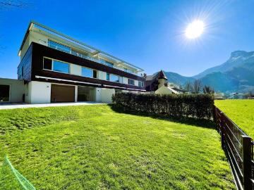 Luxus Triplex Townhouse am Mondsee mit Seegrund: Neubau Erstbezug mit 6,5 Zimmern, Lift, Garten und Terrassen