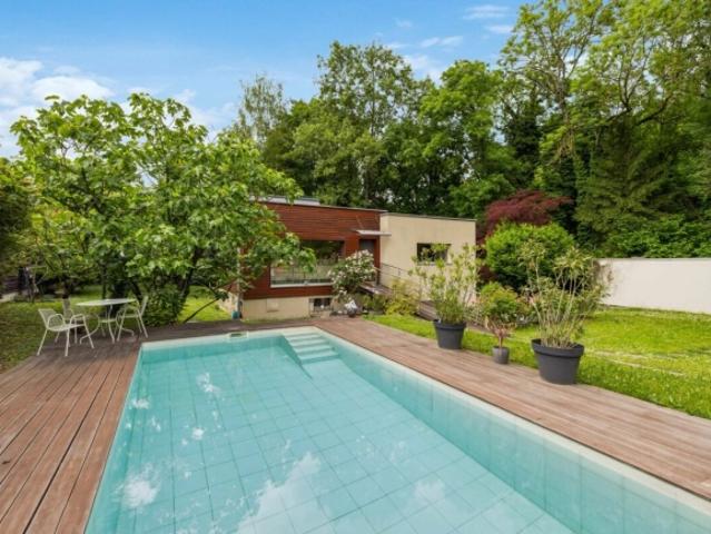 Luxus und Natur nur einen Steinwurf vom Zentrum entfernt Zeitgenössische Privatvilla in Grand Lancy