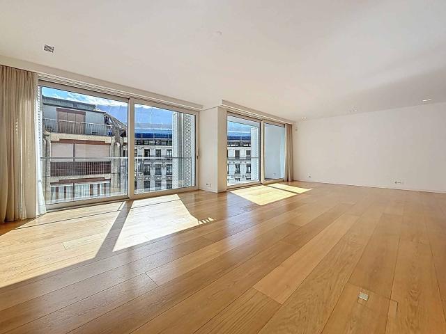 LUXUS UND NUR EINEN STEINWURF VOM SEE ENTFERNT – große 4 Zimmer Wohnung