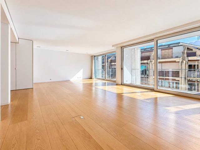 LUXUS UND NUR EINEN STEINWURF VOM SEE ENTFERNT – große 4 Zimmer Wohnung