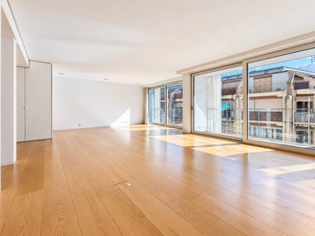 LUXUS UND NUR EINEN STEINWURF VOM SEE ENTFERNT – große 4 Zimmer Wohnung