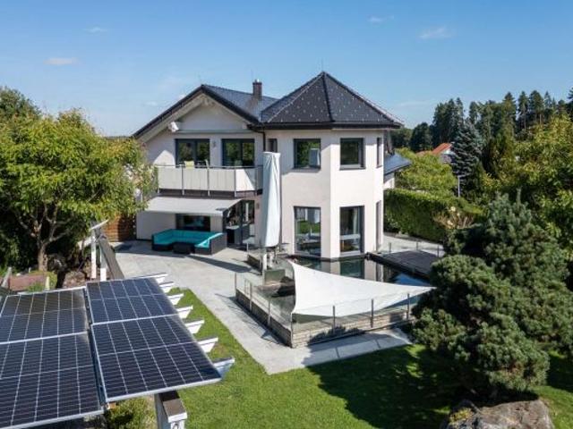 LUXUS ZWEIFAMILIENHAUS MIT AUFZUG, SAUNA, GARTEN, GARAGEN & KOI BECKEN