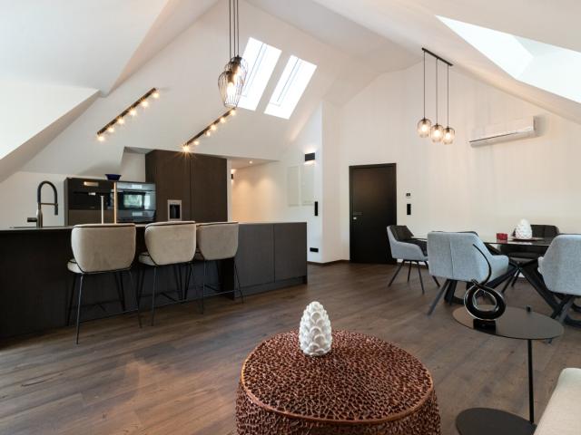 Luxus Dachgeschoss 133,81 m² mit Terrasse, Designer Inselküche & Spa Bad – Weinbergblick + Poolnutzung Voll möbliert