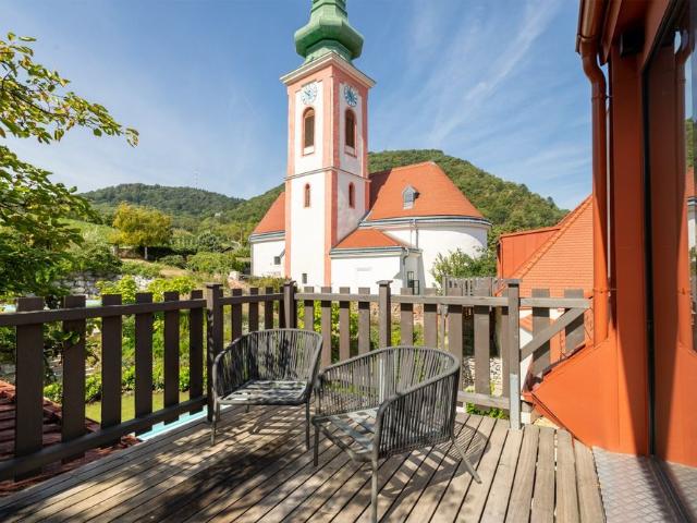 Luxus Dachgeschoss 186,02 m² mit Terrasse, Designer Inselküche & Spa Bad – Weinbergblick + Poolnutzung Voll möbliert