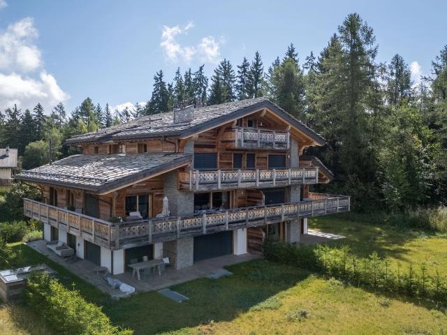 Luxus Gartengeschoss am Rande des Golfplatzes in Crans Montana