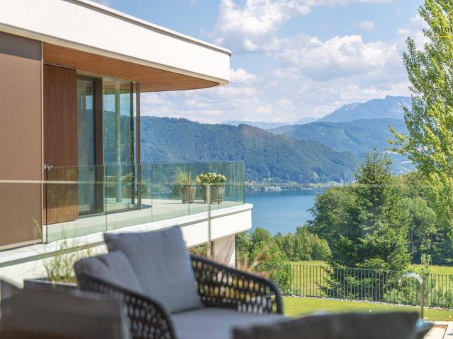 Luxus Maisonette am Attersee: „Aus einem Guss“ mit Privat Lift & Eigengarten