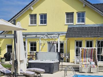 Luxus Oase am Waldrand: Modernes A + Effizienzhaus mit Pool und Top Bahnanbindung!