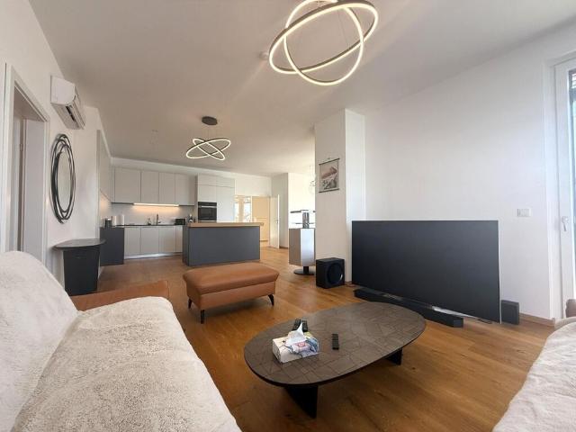 Luxus Penthouse mit Outdoor Jacuzzi wird komplett möbliert vermietet / Luxury penthouse with outdoor Jacuzzi available for rent, fully furnished /