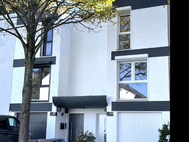 Luxus saniertes Desinger Split Level Haus in ruhiger Wohngegend