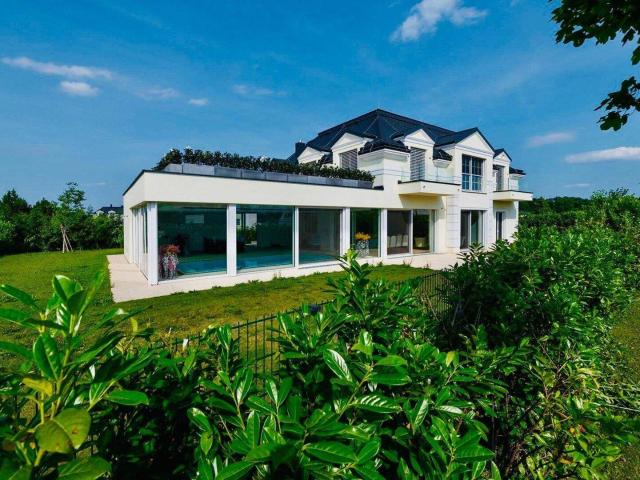 Luxusvilla mit Indoor Pool im exklusiven FONTANA Wohnpark