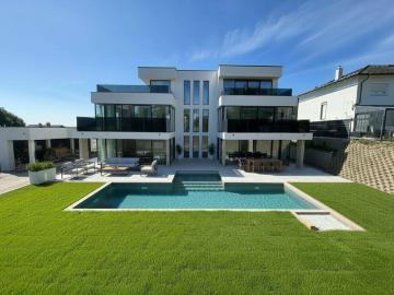 Luxusvilla nahe Wien – 406 m² Wohnfläche | Share Deal möglich | Pool | Wellness | Aufzug | Weinbergblick