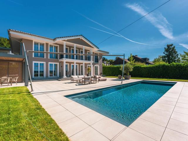 Luxusvilla an ruhiger Lage – Privatsphäre, Pool und Weitblick