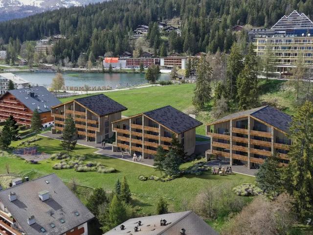 Panorama der Alpen und zeitgenössischer Eleganz