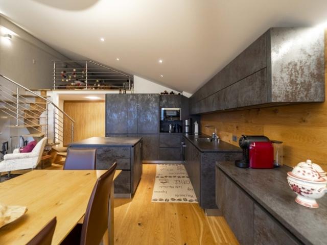 Luxuswohnung mit hochwertigen Materialien renoviert