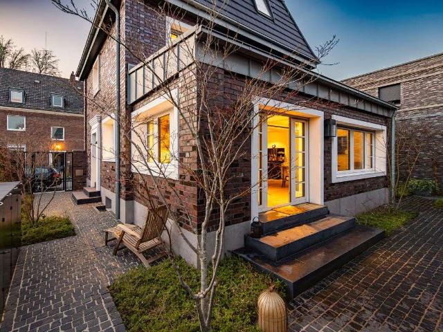 Luxuriös sanierte Design Stadtvilla in Meerbusch mit exklusiver Möblierung