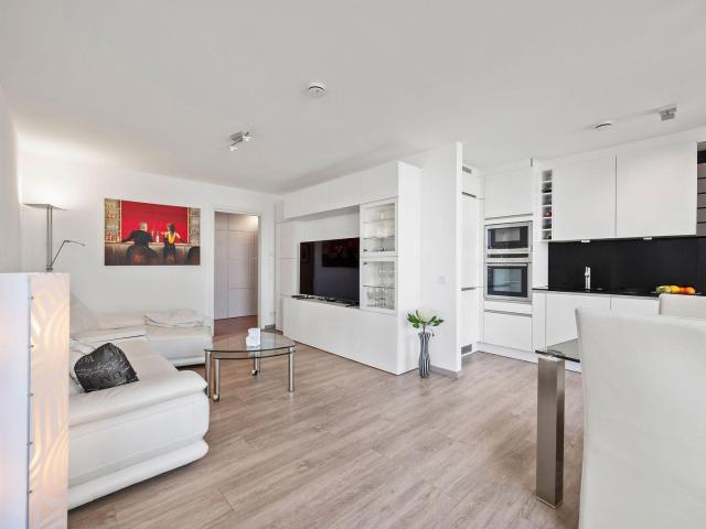 Luxuriöse 3 Zimmer Wohnung mit Balkon, hochwertiger EBK in schönster Lage in München Obersendling