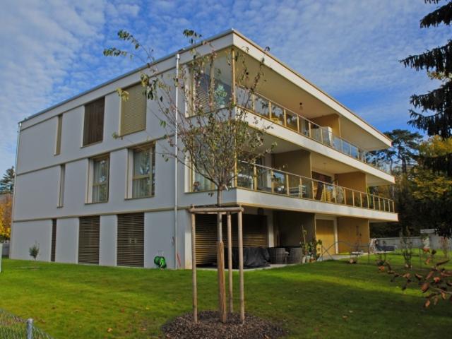 Luxuriöse 2,5 Zimmer Wohnung im Erdgeschoss