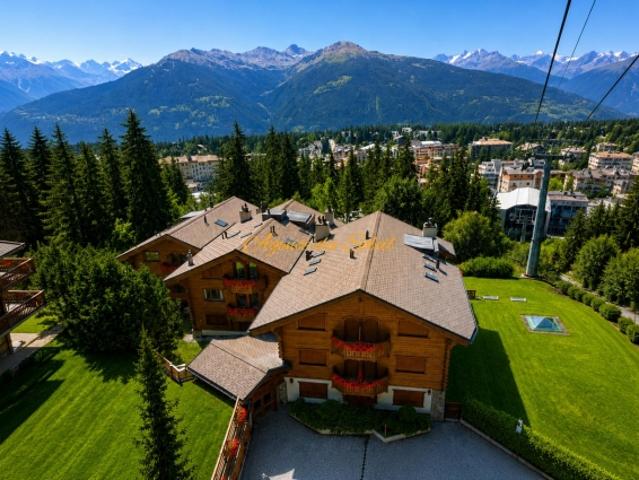 Luxuriöse 4,5 Zimmer Ski in/Ski out Wohnung mit privatem Pool im Herzen von Crans