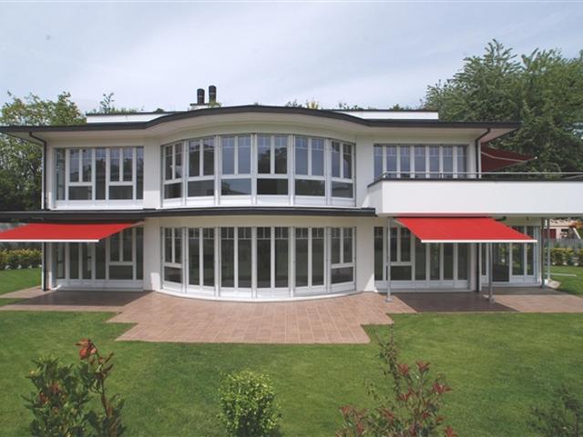 Luxuriöse 5,5 Zimmer Wohnung im ersten Stock mit grossen Terrassen