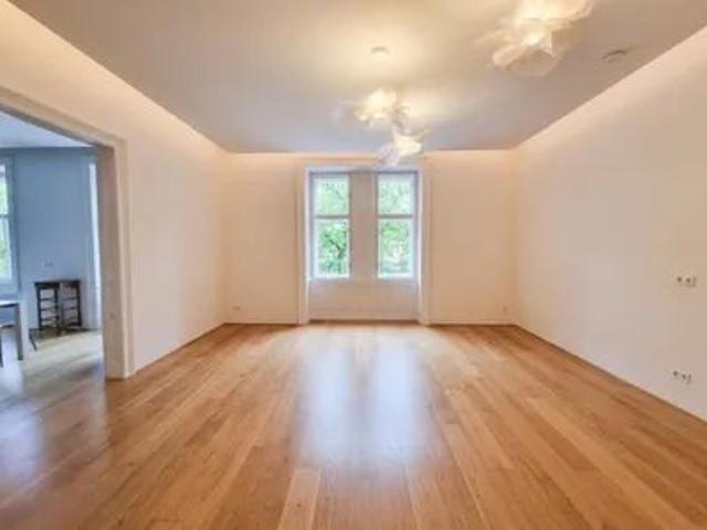 Luxuriöse Altbauwohnung in einem prächtigen historischen Haus in der Nähe des Servitenviertels und des Lycée