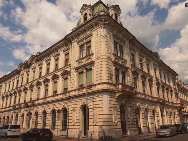 Luxuriöse Altbauwohnung mit großer Wohnküche, möbliertem Schrankraum & sonnigem Eckbalkon im Kremplhof Leoben Josefee