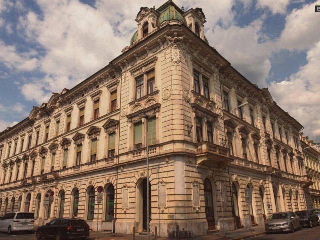 Luxuriöse Altbauwohnung mit großer Wohnküche, möbliertem Schrankraum & sonnigem Eckbalkon im Kremplhof Leoben Josefee