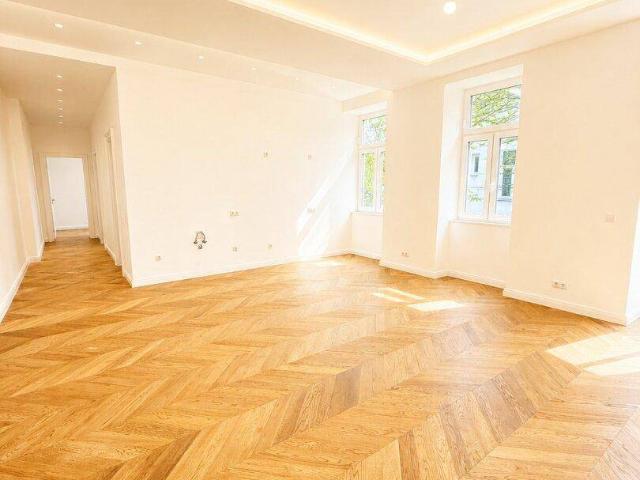 Luxuriöse Altbauwohnung mit zwei Balkonen in Toplage des 3. Bezirks