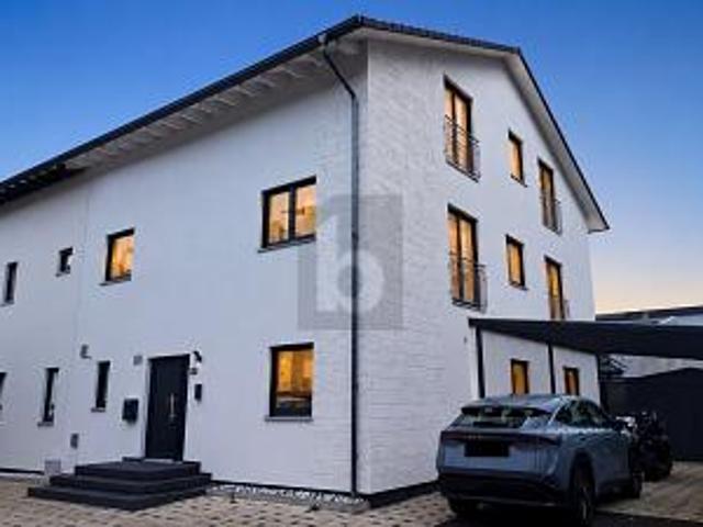 LUXURIÖSE DOPPELHAUSHÄLFTE MIT POOL
