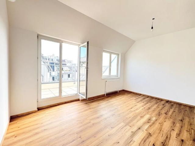 WUNDERSCHÖNE DG WOHNUNG MIT TRAUMBAD, TERRASSE UND KLIMAANLAGE
