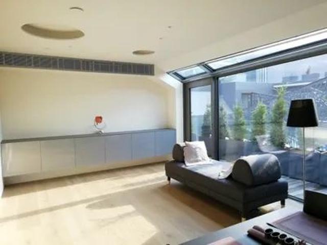 Luxuriöse DG Wohnung mit kleiner Terrasse