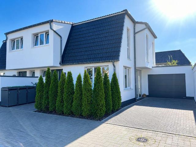 Luxuriöse Neubau DHH in bester Lage im Kaarster Norden